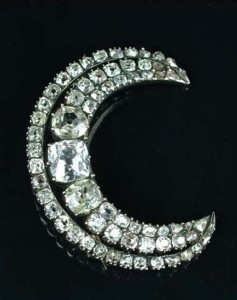 A Georgian diamond crescent brooch, diameter 4.2cm,  circa 1800